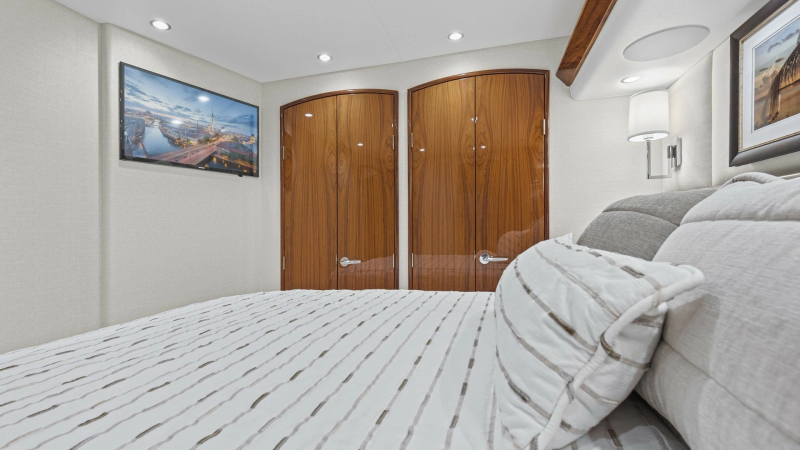 2022 Viking Convertible Cole Play Master Stateroom (4)