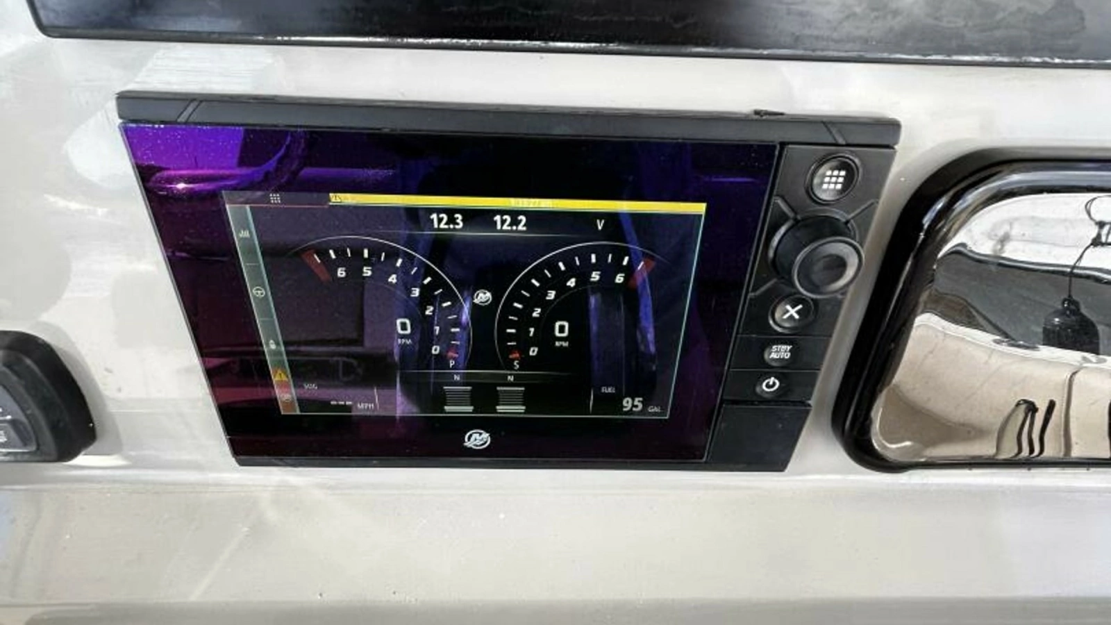 2017 33 Boston Whaler 330 Outrage Helm (4)