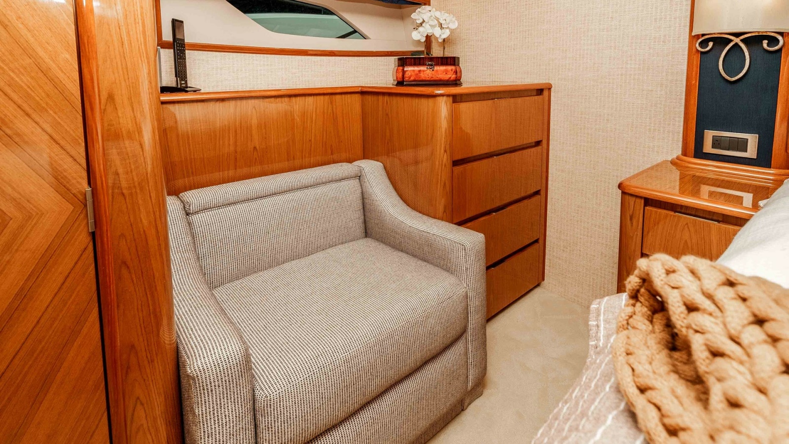 2014 Viking 76 Enclosed Bridge "TRANQUILO" Master Stateroom Lounge Chair