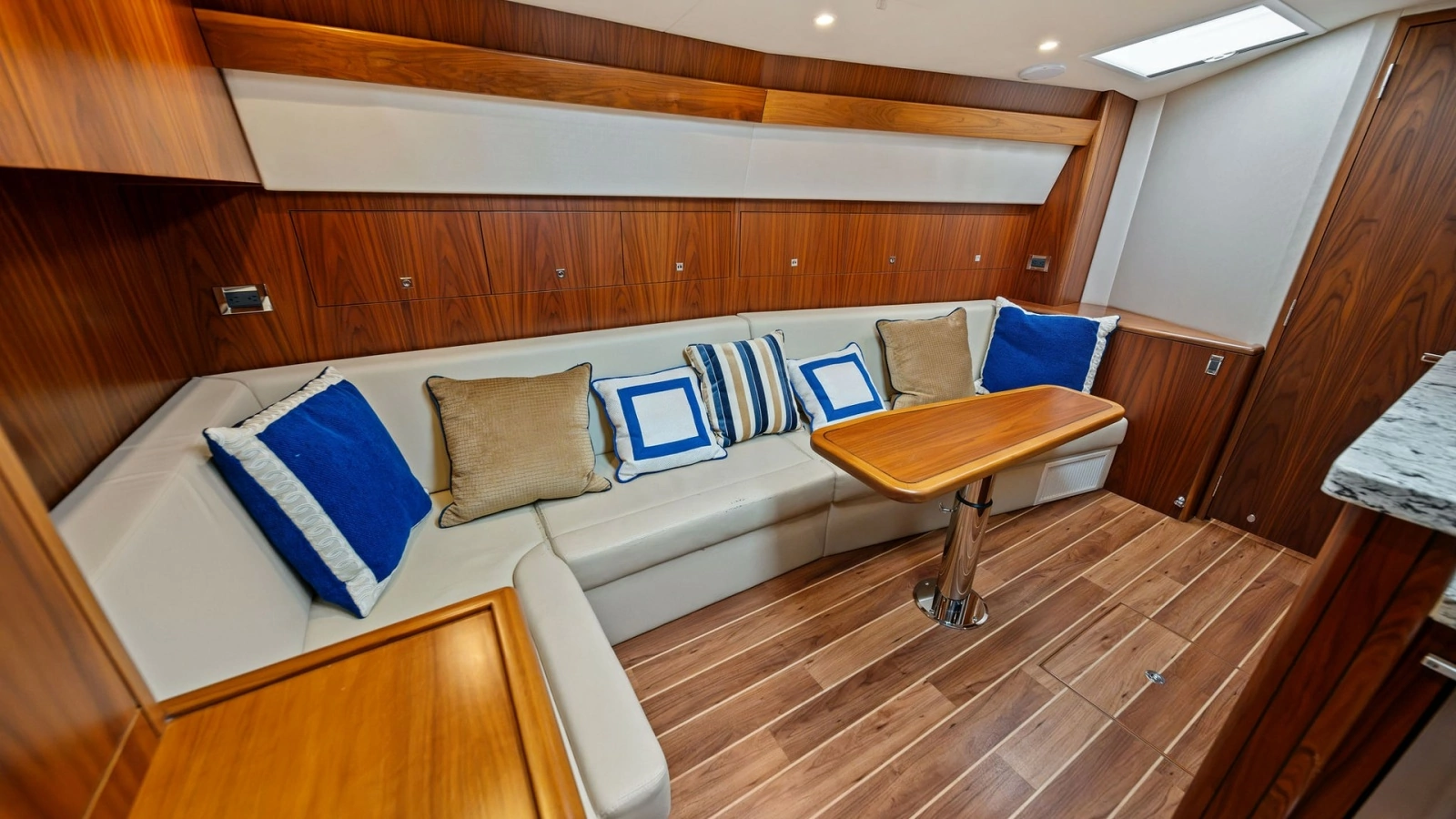 Salon with Elegant Dinette Seating