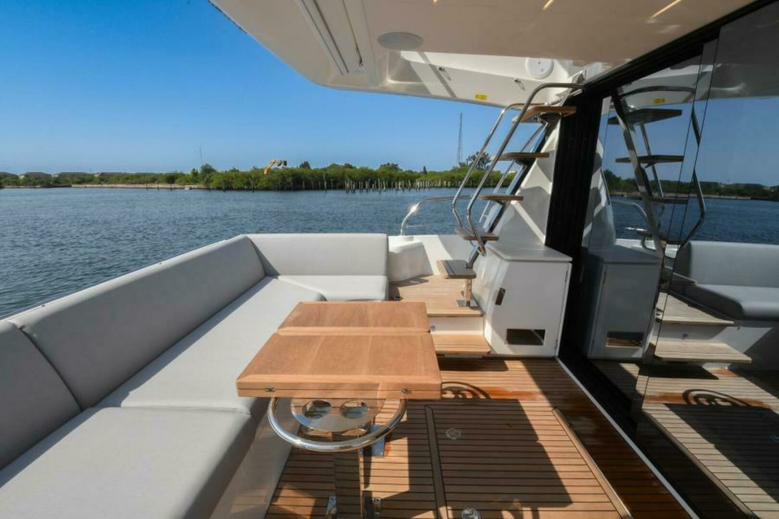 2023 52 Prestige Flybridge - Cockpit