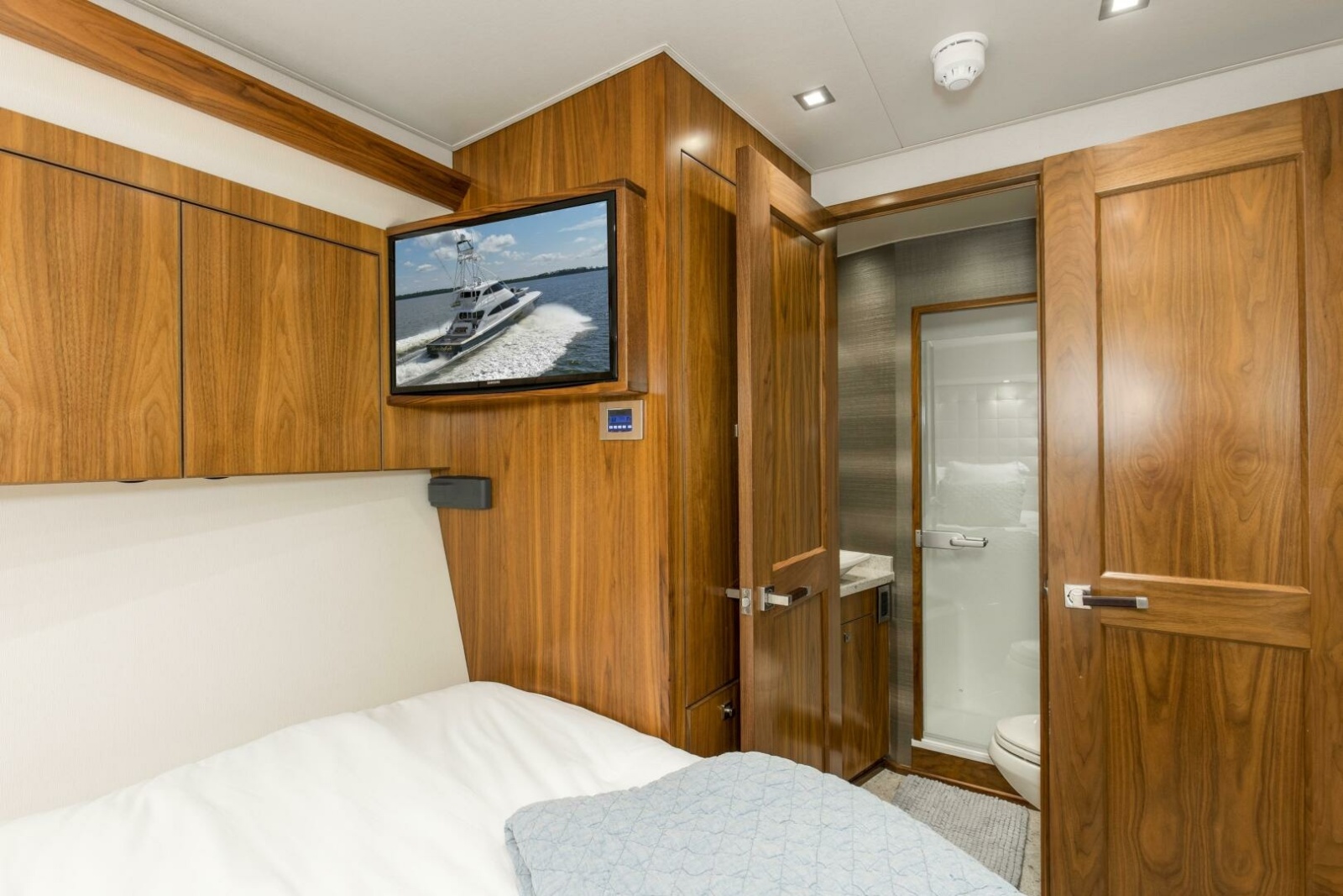 92' 2016 Viking 92 Enclosed Bridge