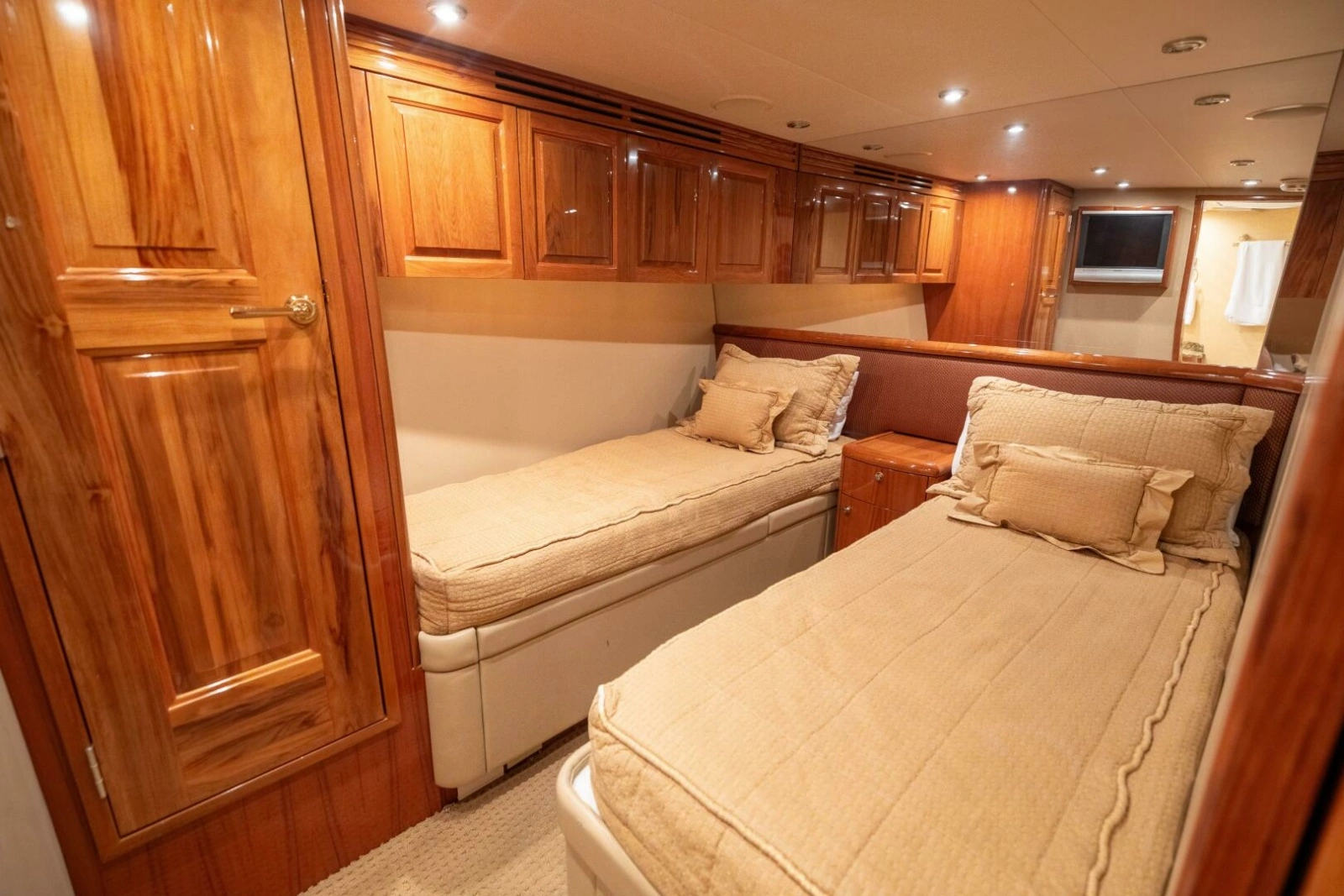 2005 Hatteras 68 Convertible photo 23