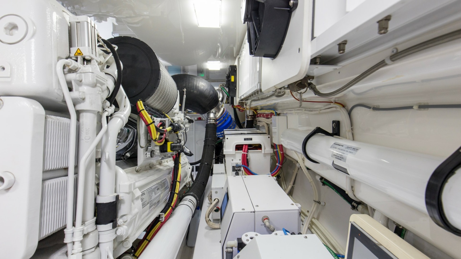 2020 68 Viking Convertible Gunpowder Engine Room (9)