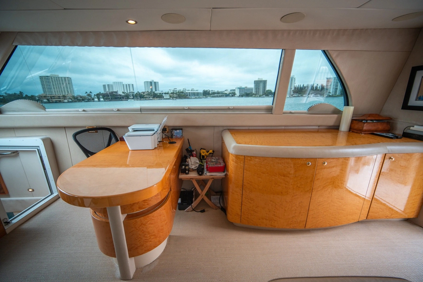 2000 Lazzara Yachts Skylounge