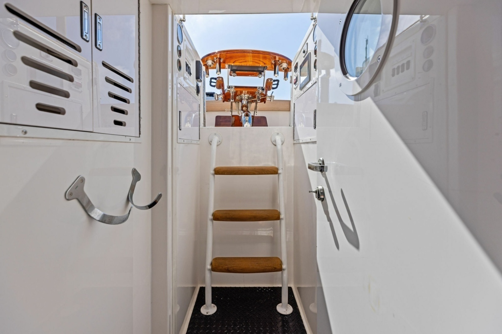 68' 2008 Viking 68 Skybridge
