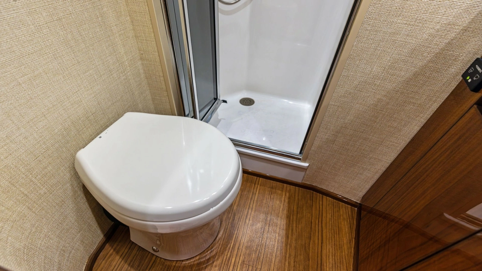 Elegant Ensuite Head with Shower