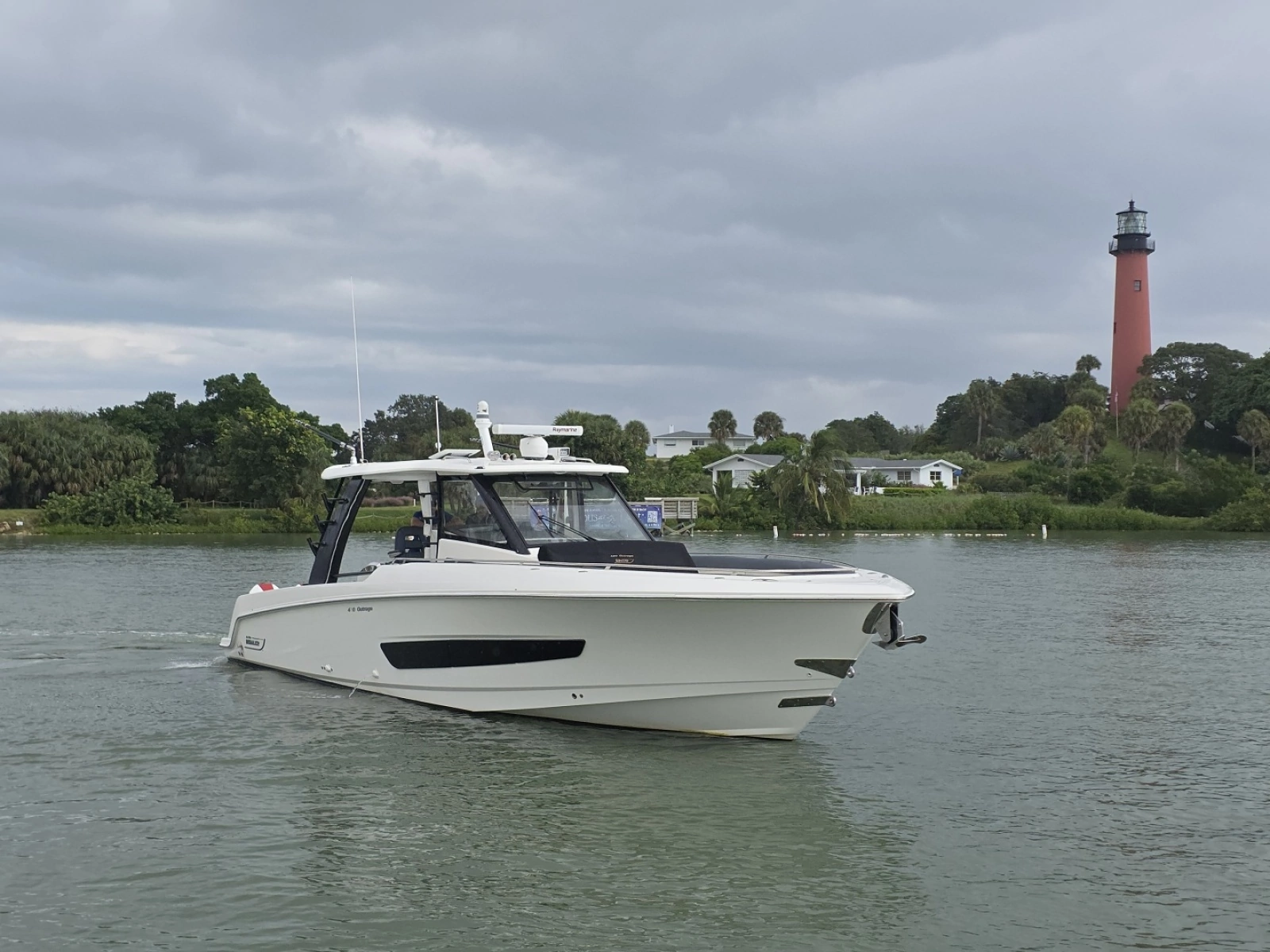 2021 Boston Whaler 420 Outrage BFT- Profile