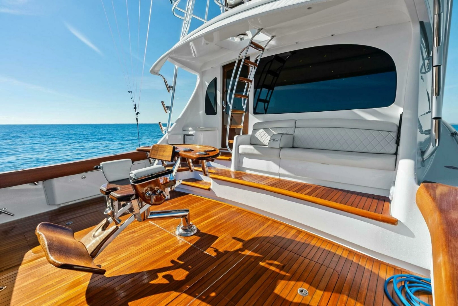 2023 Viking 64 Convertible- SIN PELO- Cockpit
