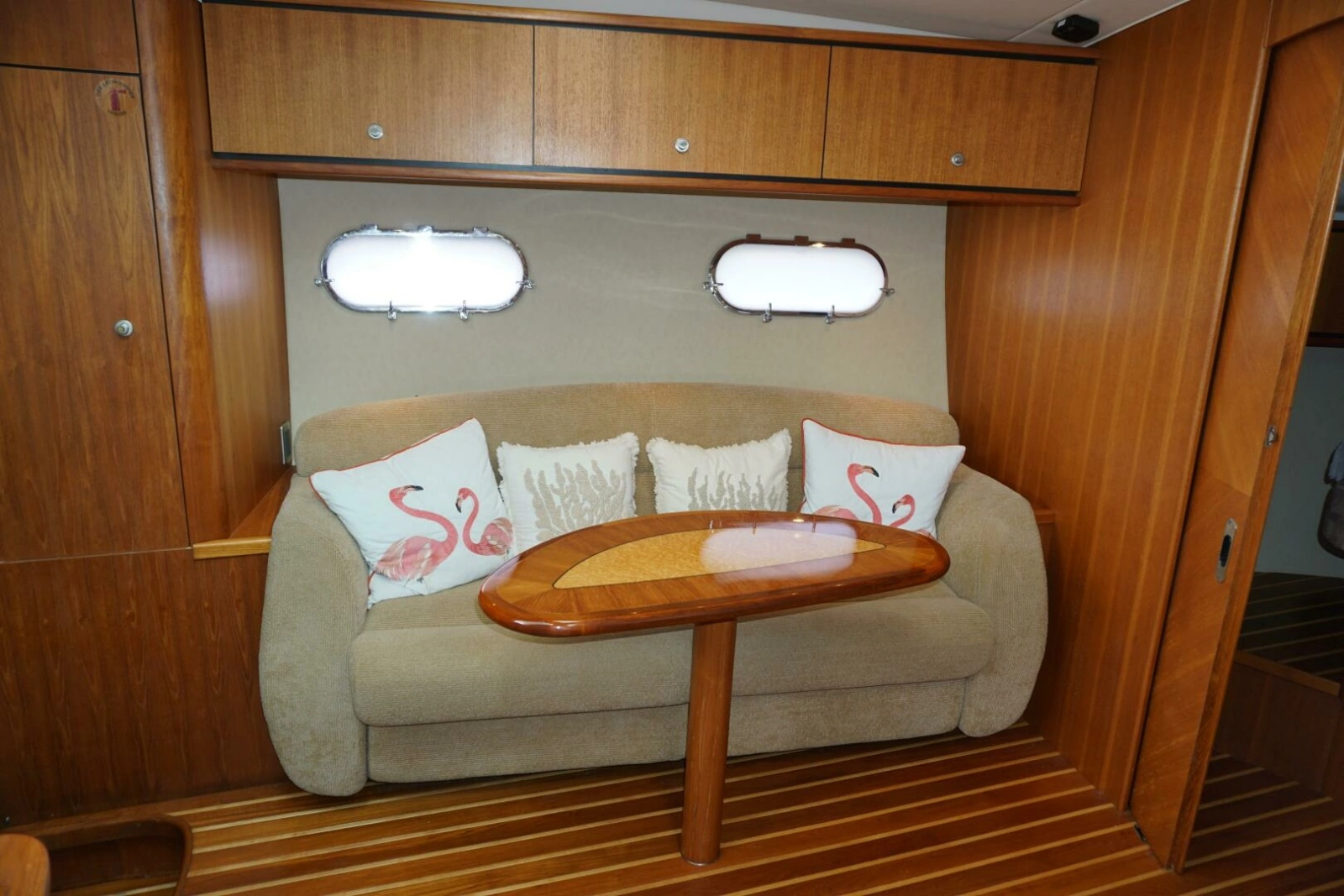 2007 39 Tiara Yachts 3900 Sovran The Pearl Salon Sofa (1)