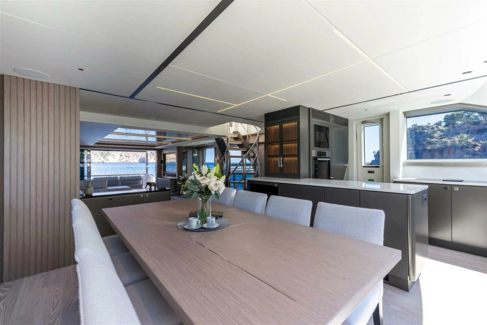 90 OCEAN ENCLOSED 90ft Sunseeker Yacht For Sale