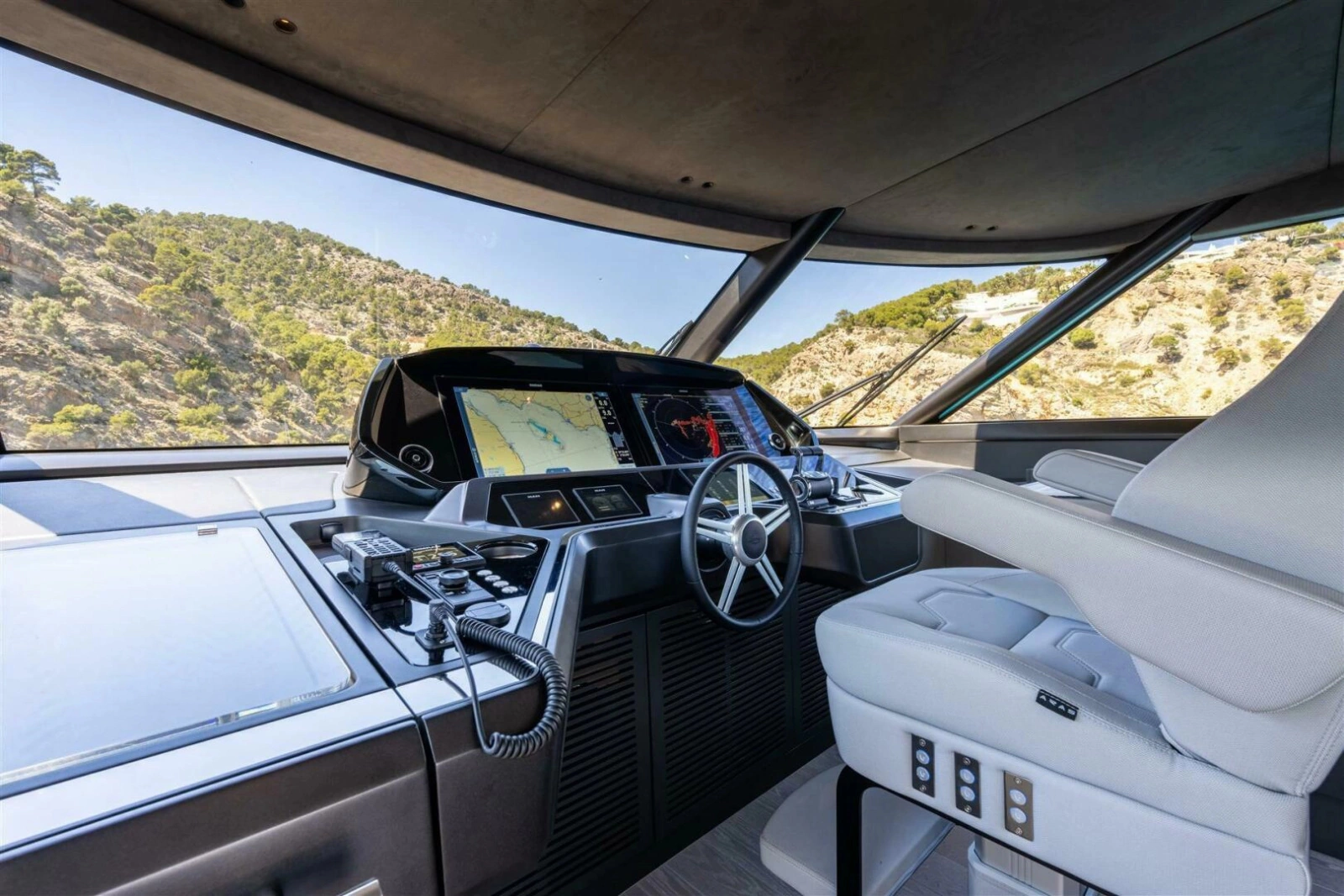 90 OCEAN ENCLOSED 90ft Sunseeker Yacht For Sale