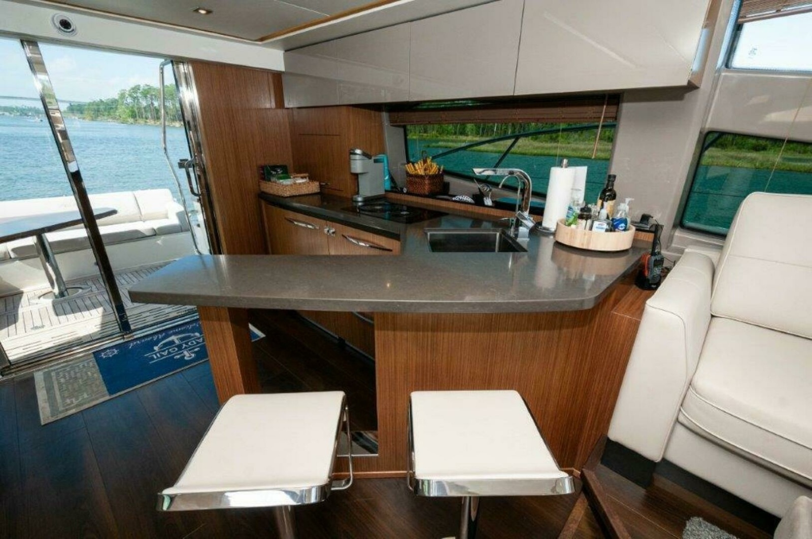 55' 2018 Sea Ray L550 Flybridge