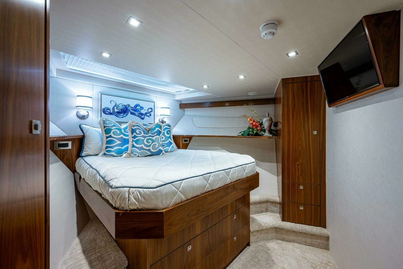 Viking 75 MIRAGE - Forward Stateroom
