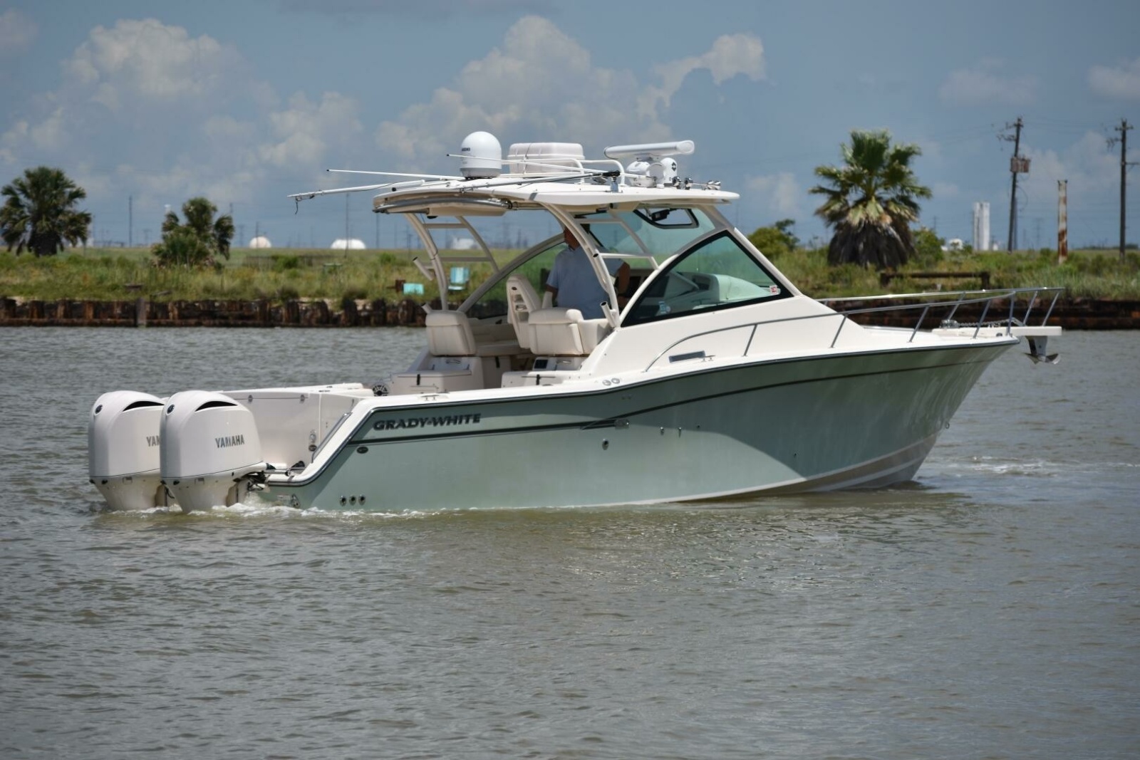 33' 2016 Grady-White 330 Express