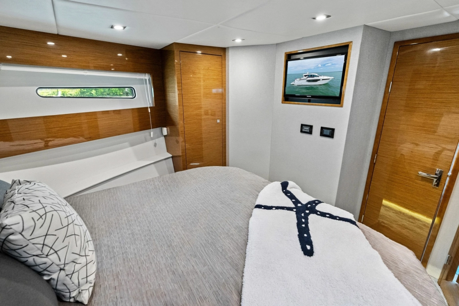 2019 Cruisers Yachts 42 Cantius photo 5