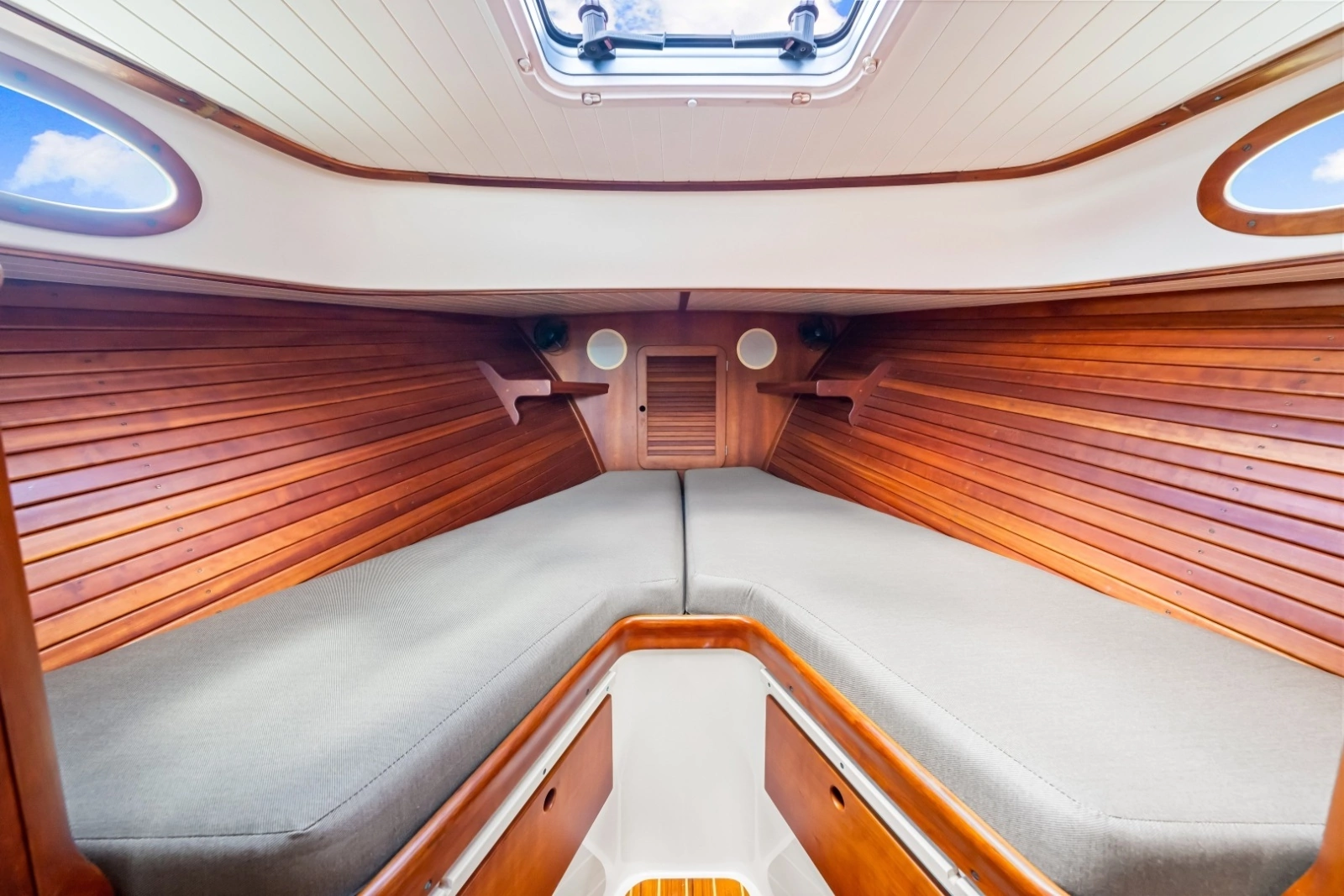 1998 36 Hinckley Picnic Boat Stateroom
