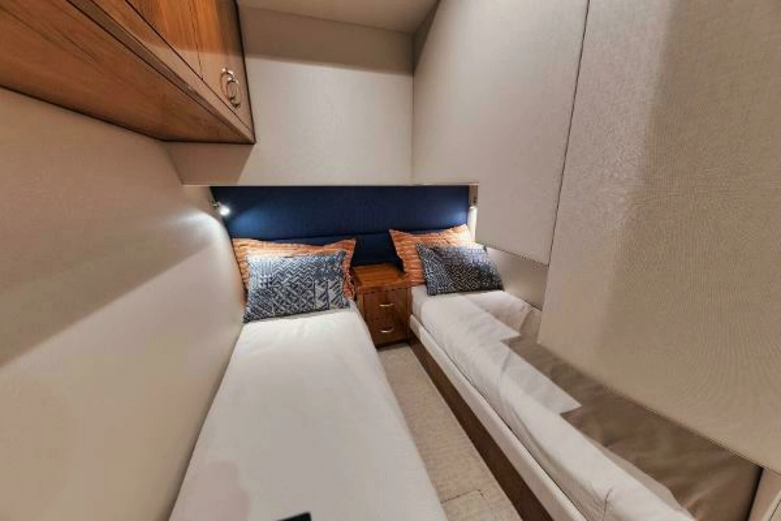54' Hatteras GT54 - Guest Stateroom