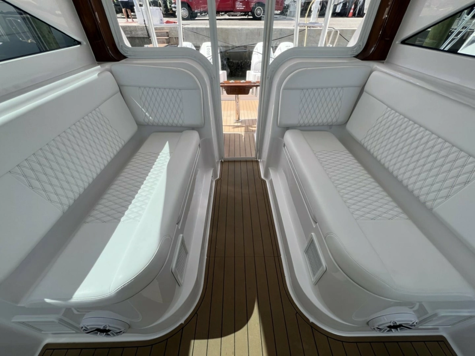 Queen/Smith Custom 53 - Helm Seating