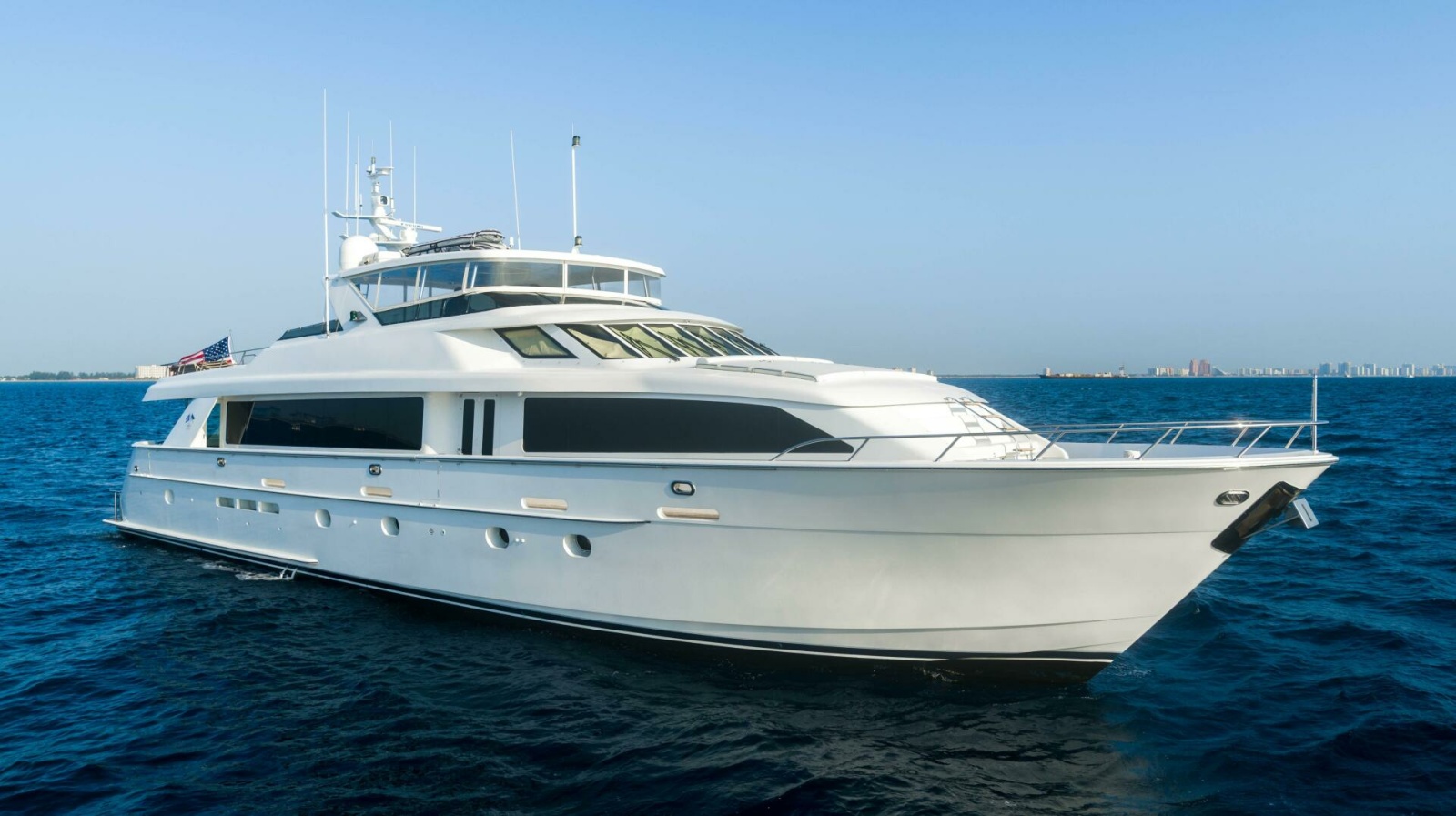 Hatteras 100 MAGIC - Starboard Bow Profile