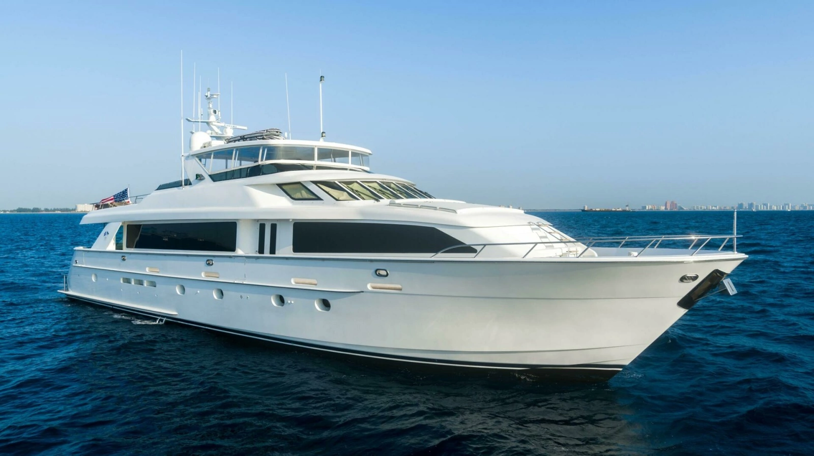 Hatteras 100 MAGIC - Starboard Bow Profile