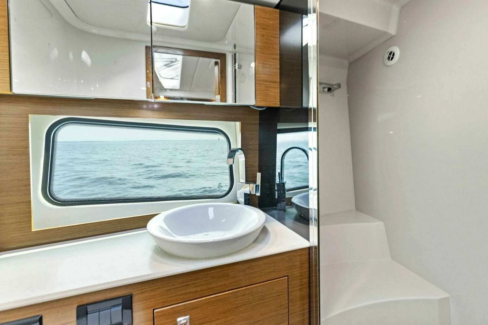 2015 Cruisers 390 EC 'Blue Runner'