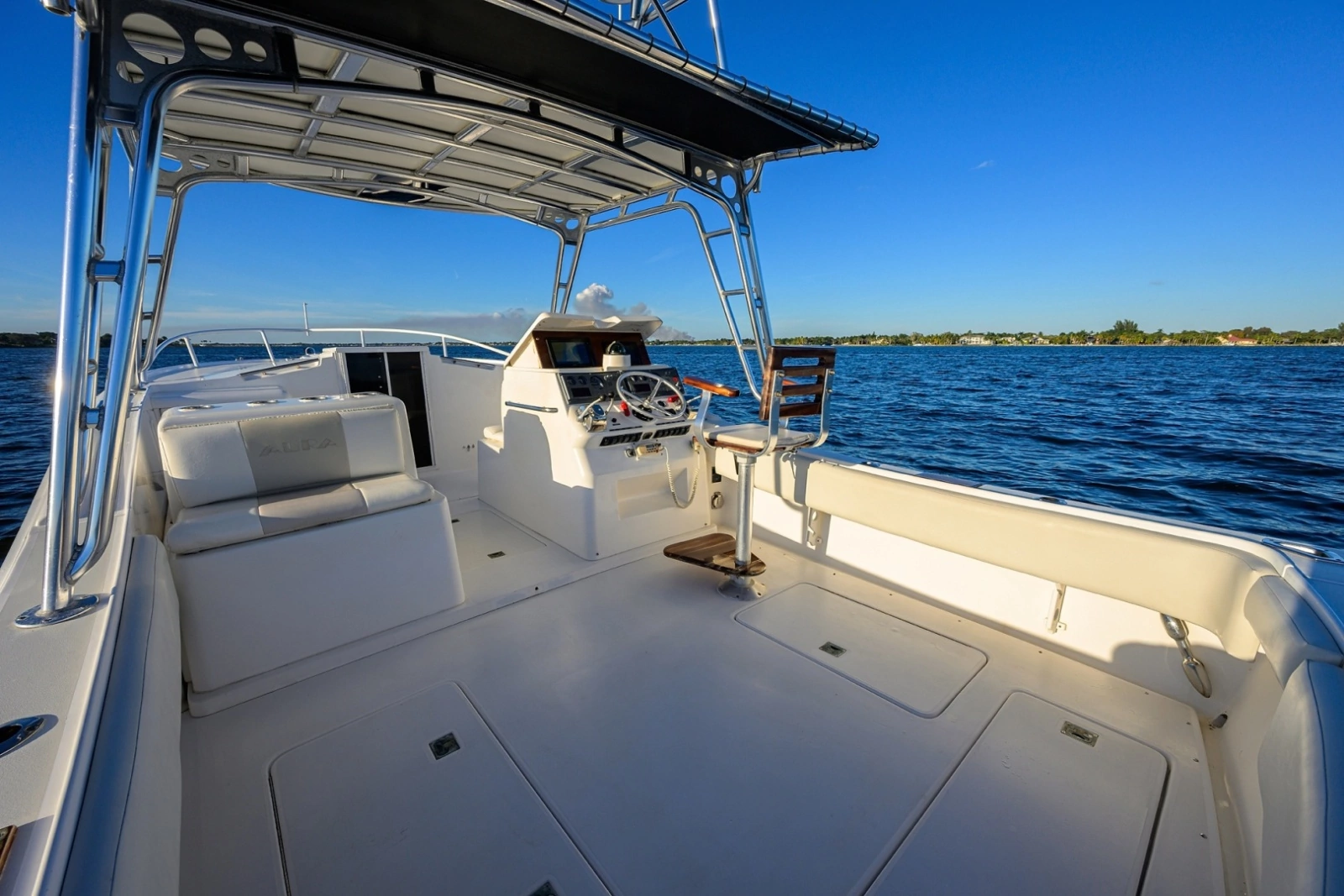 Aura 28 Heron's Catch - Exterior Cockpit