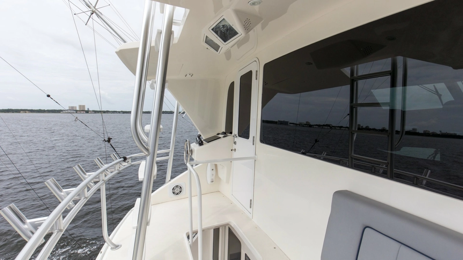 2007 74 Viking Enclosed Bridge Never Settle Tower (1)