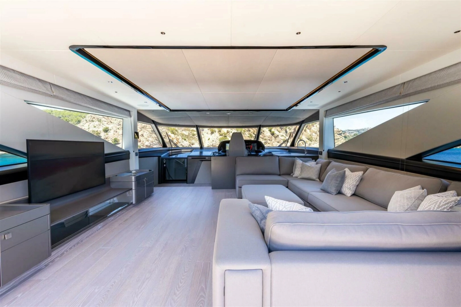 90 OCEAN ENCLOSED 90ft Sunseeker Yacht For Sale