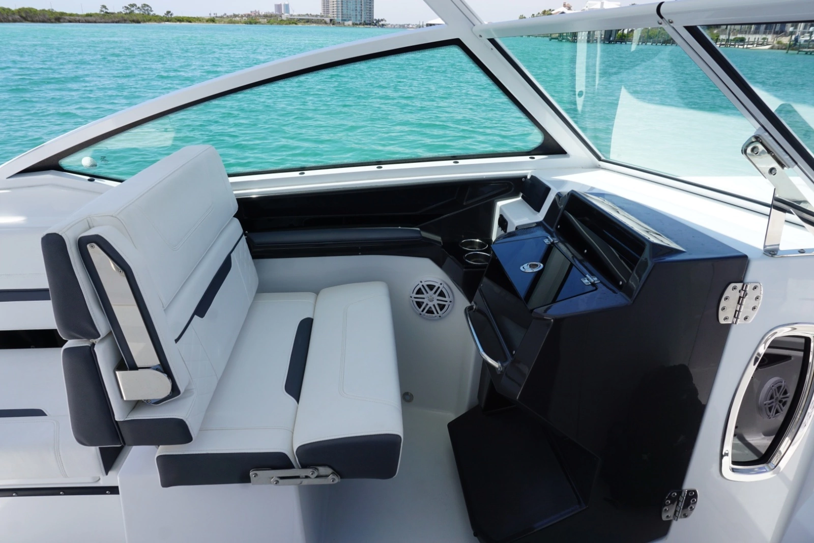 2023 27 Blackfin 272 DC Port Seating (3)