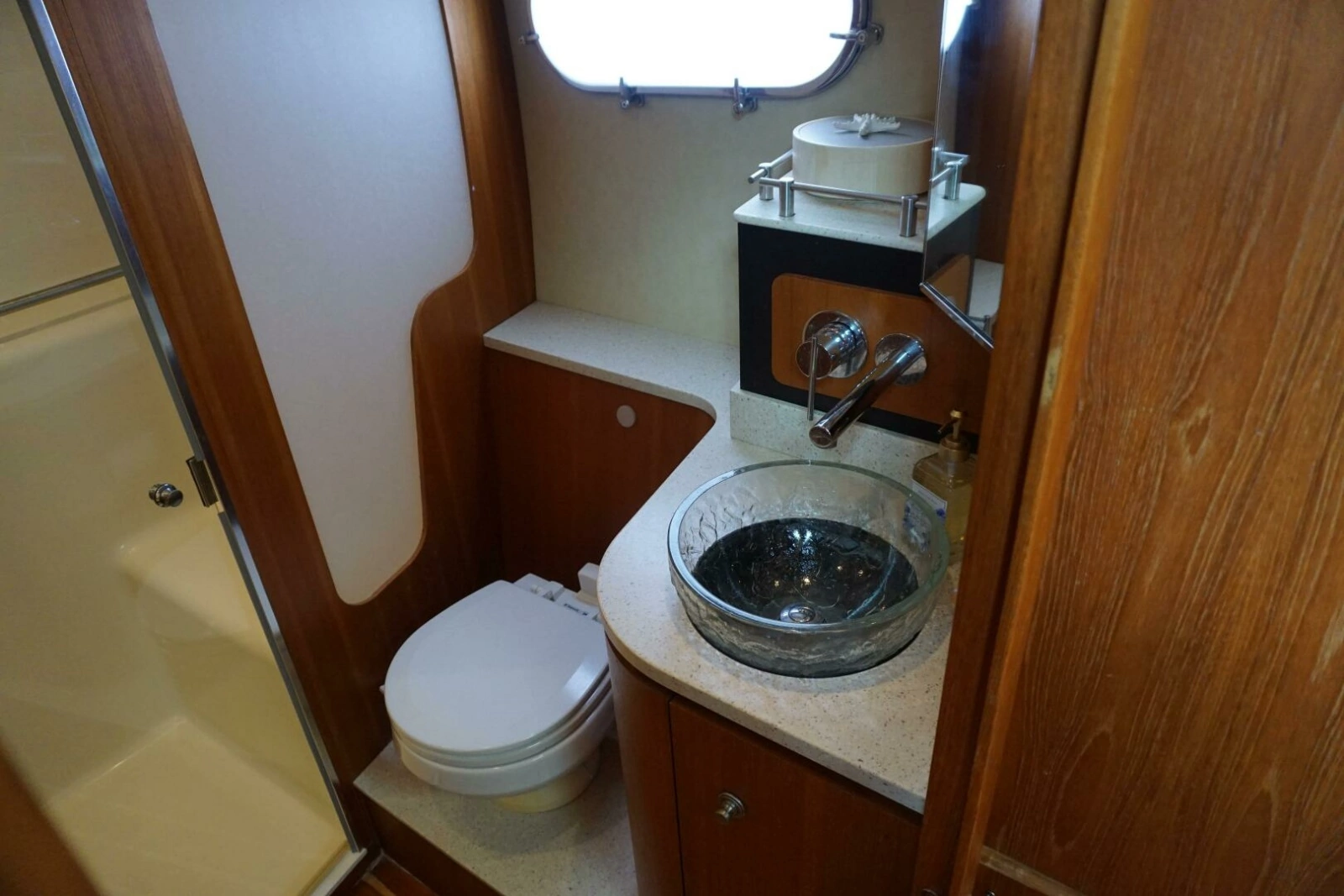 2007 39 Tiara Yachts 3900 Sovran The Pearl Head Compartment (4)