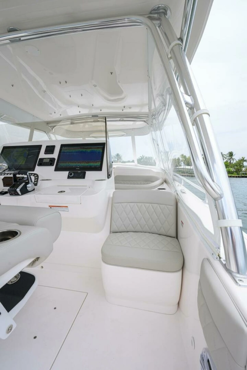 Intrepid 41 - Helm Seating