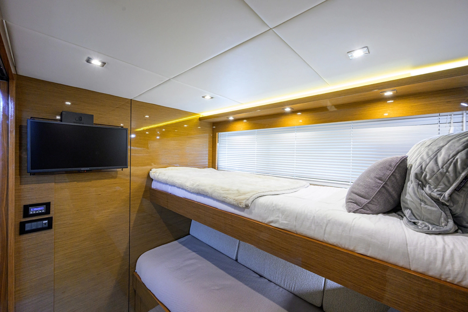 2018 Cruisers Yachts 60 Fly