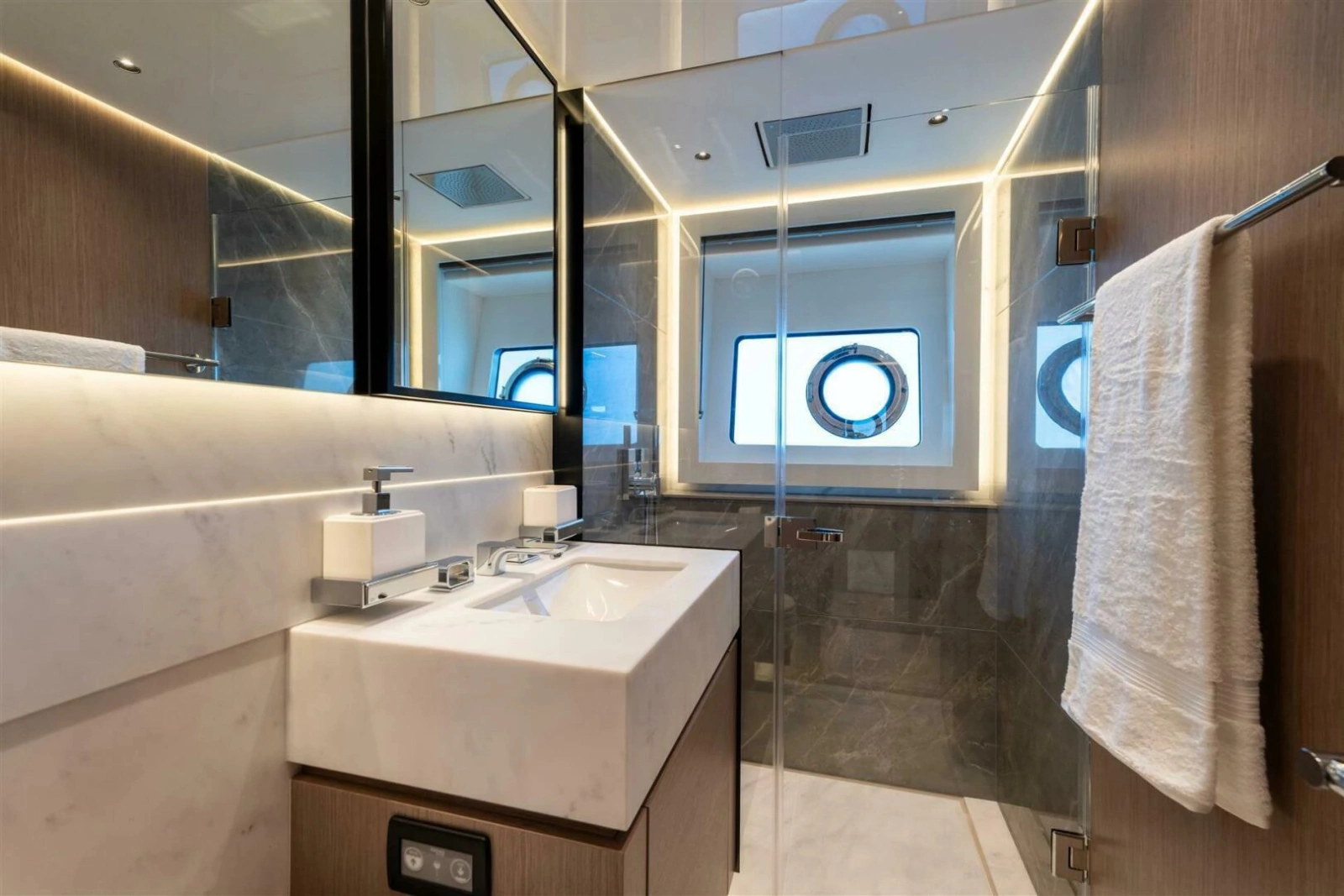 90 OCEAN ENCLOSED 90ft Sunseeker Yacht For Sale