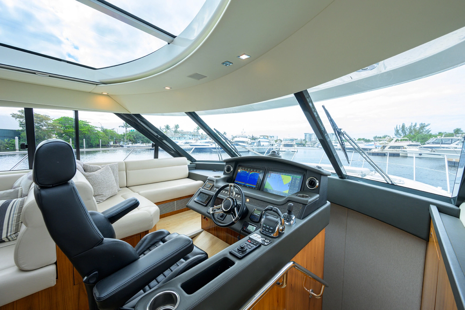 2019 Riviera 5400 Sport Yacht