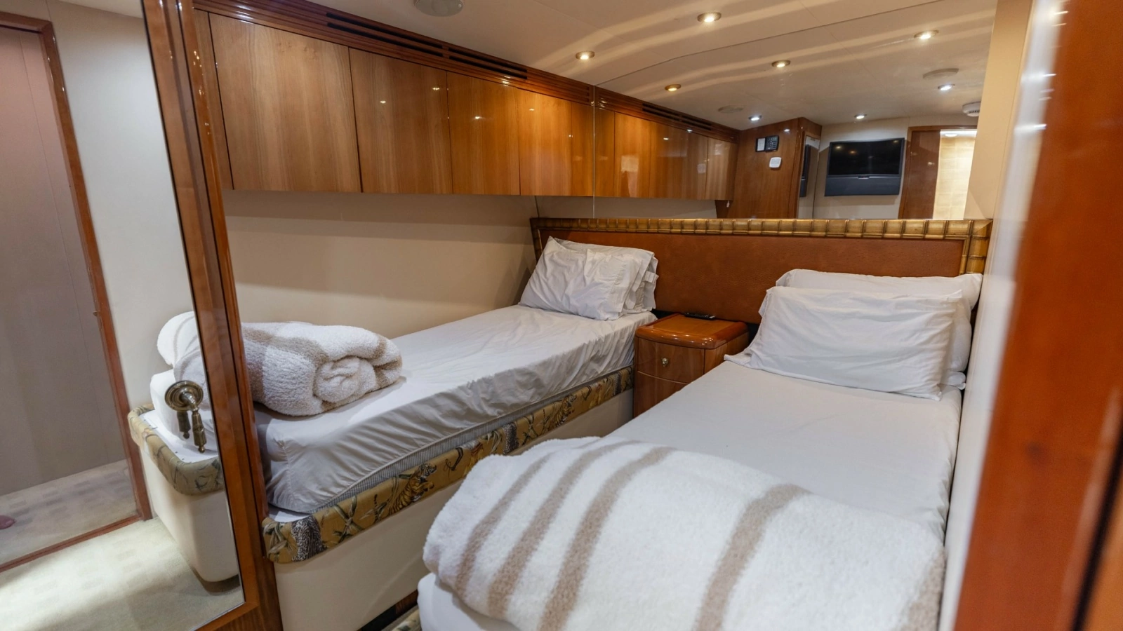 2007 Hatteras 68 Convertible- KEMOSABE- STBD Guest Stateroom