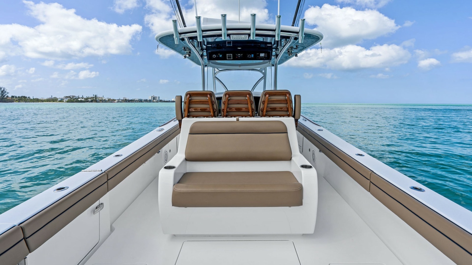 Spacious Helm Seating Area