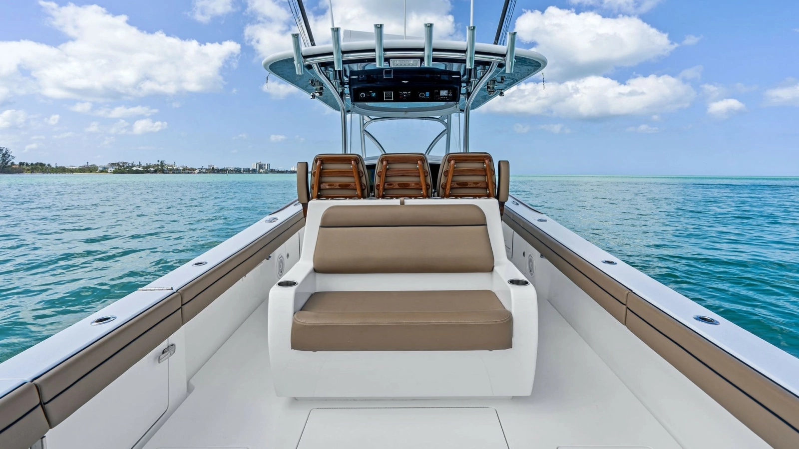 Spacious Helm Seating Area