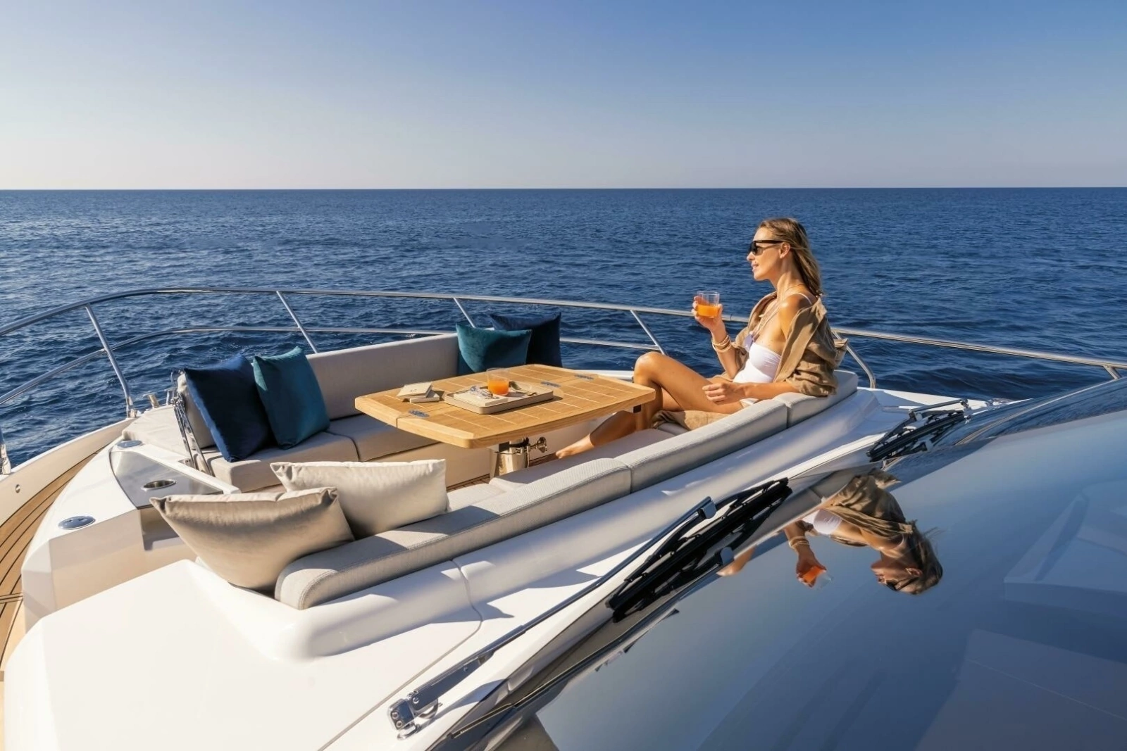 2027 60 Absolute Flybridge - Foredeck