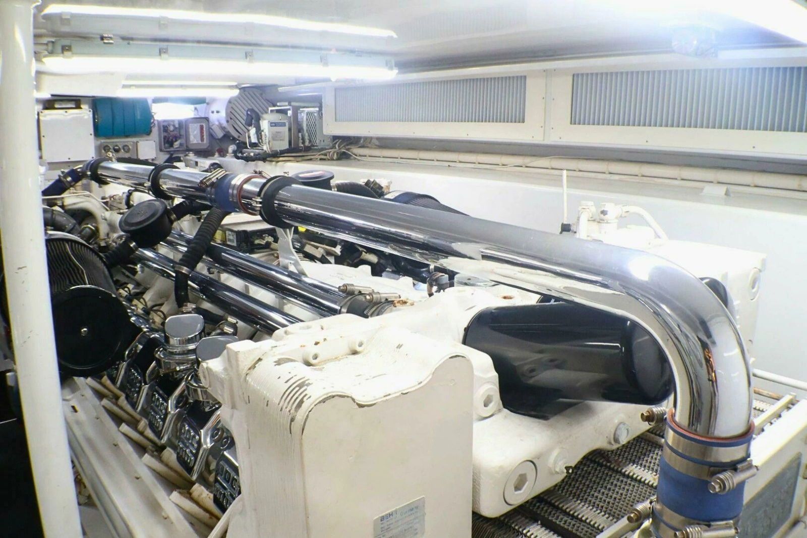 2001 Donzi 73' Sport Fish  Engine Room (8)