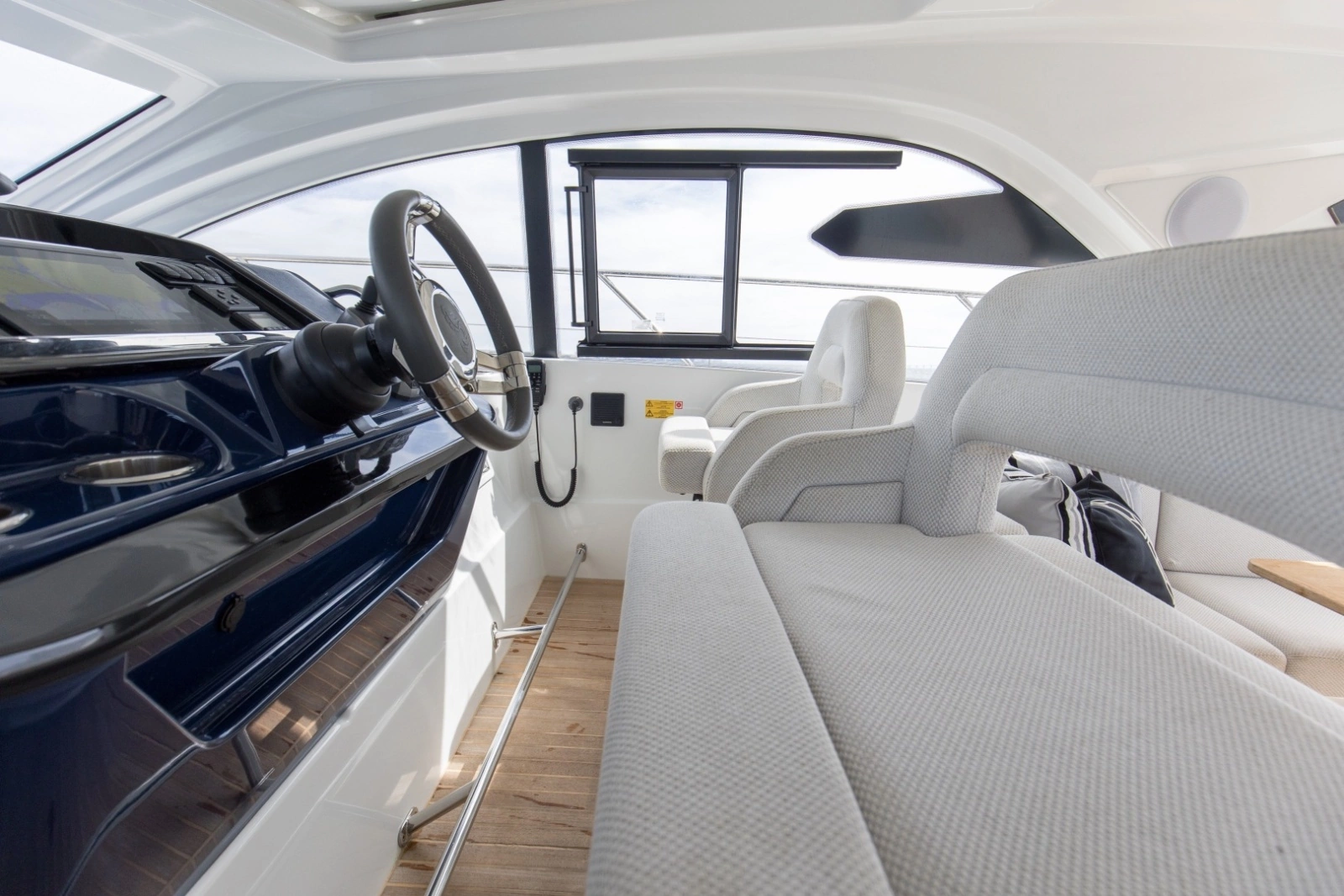 2022 Beneteau 41 Grand Turismo War Downs Eagle Helm (4)