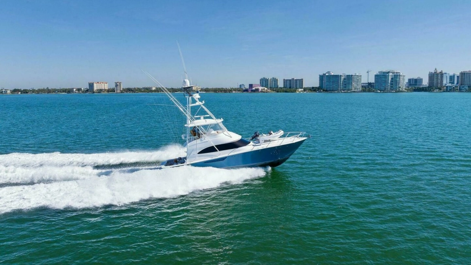 Dynamic Side View in Open Water