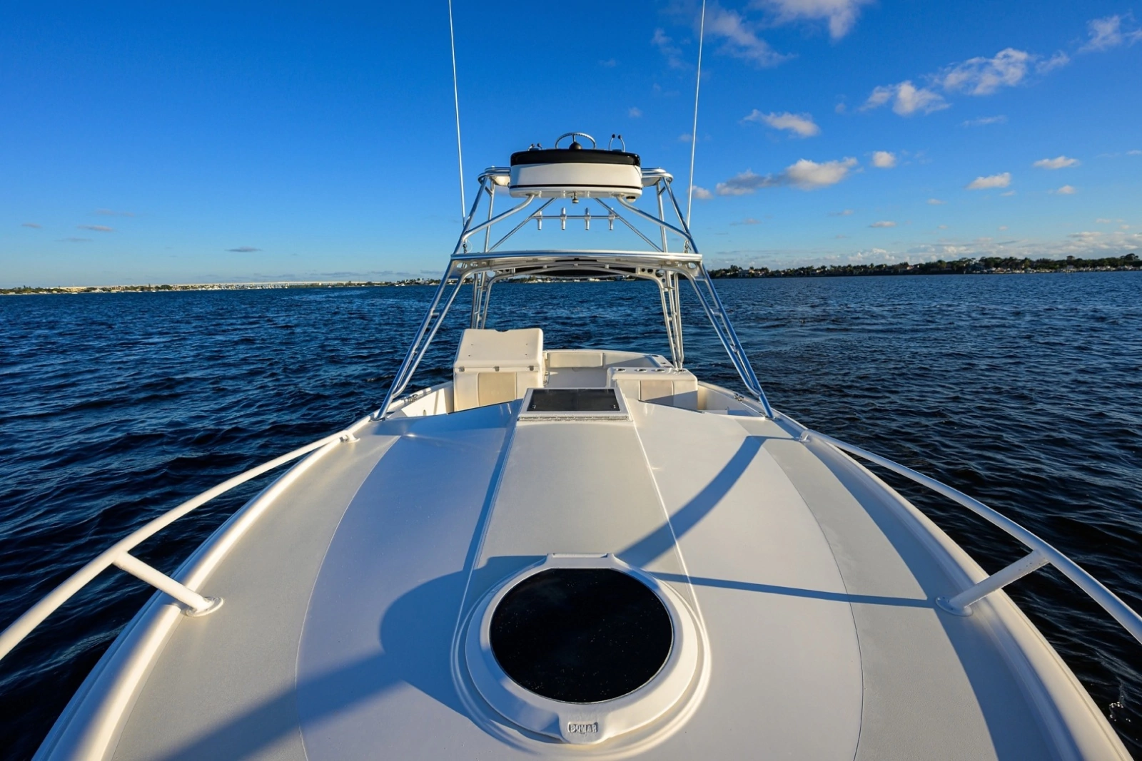 Aura 28 Heron's Catch - Exterior Bow