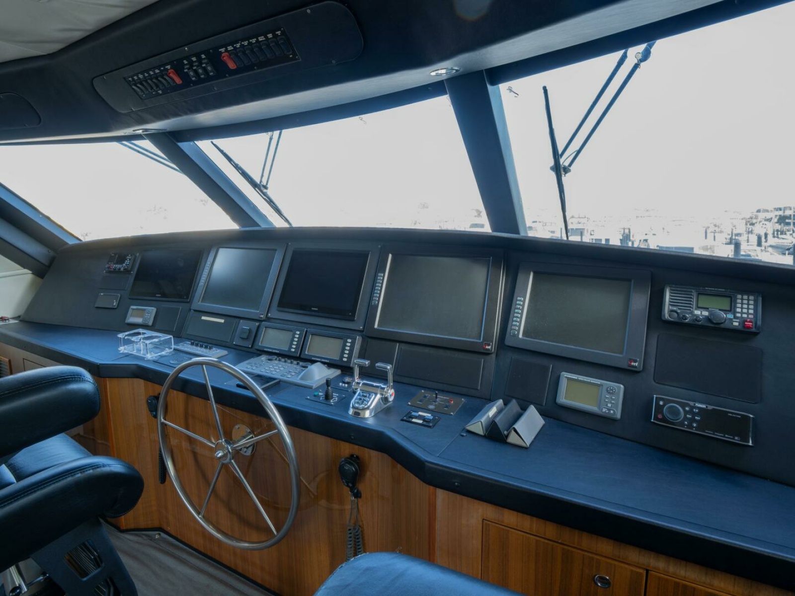 Viking 74 STREAM RUNNER- Flybridge Helm