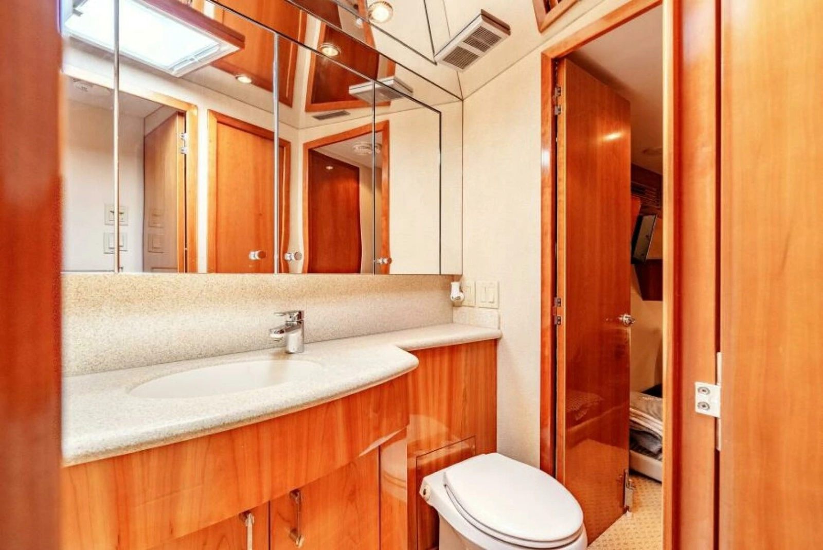 2004 Hatteras 54 Convertible 