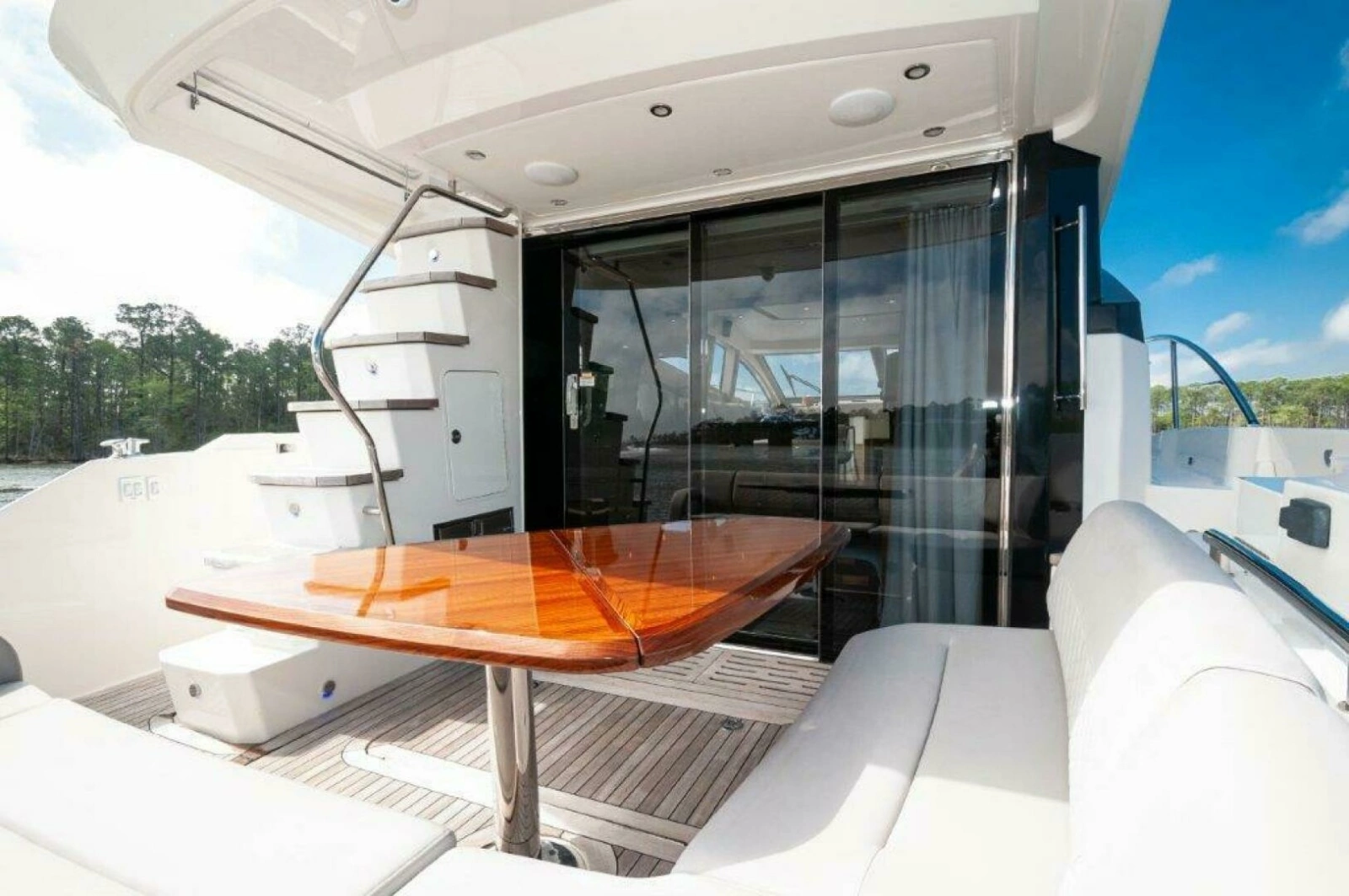 2018 Sea Ray L550 Flybridge photo 3