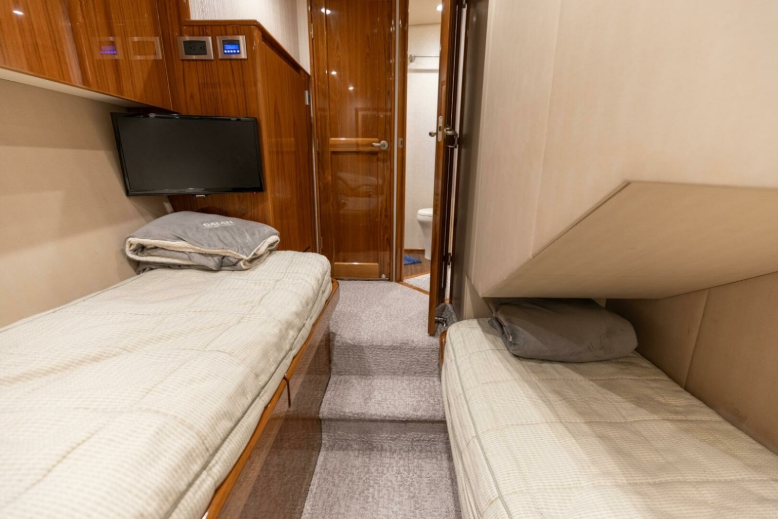 62' 2015 Viking 62 Convertible