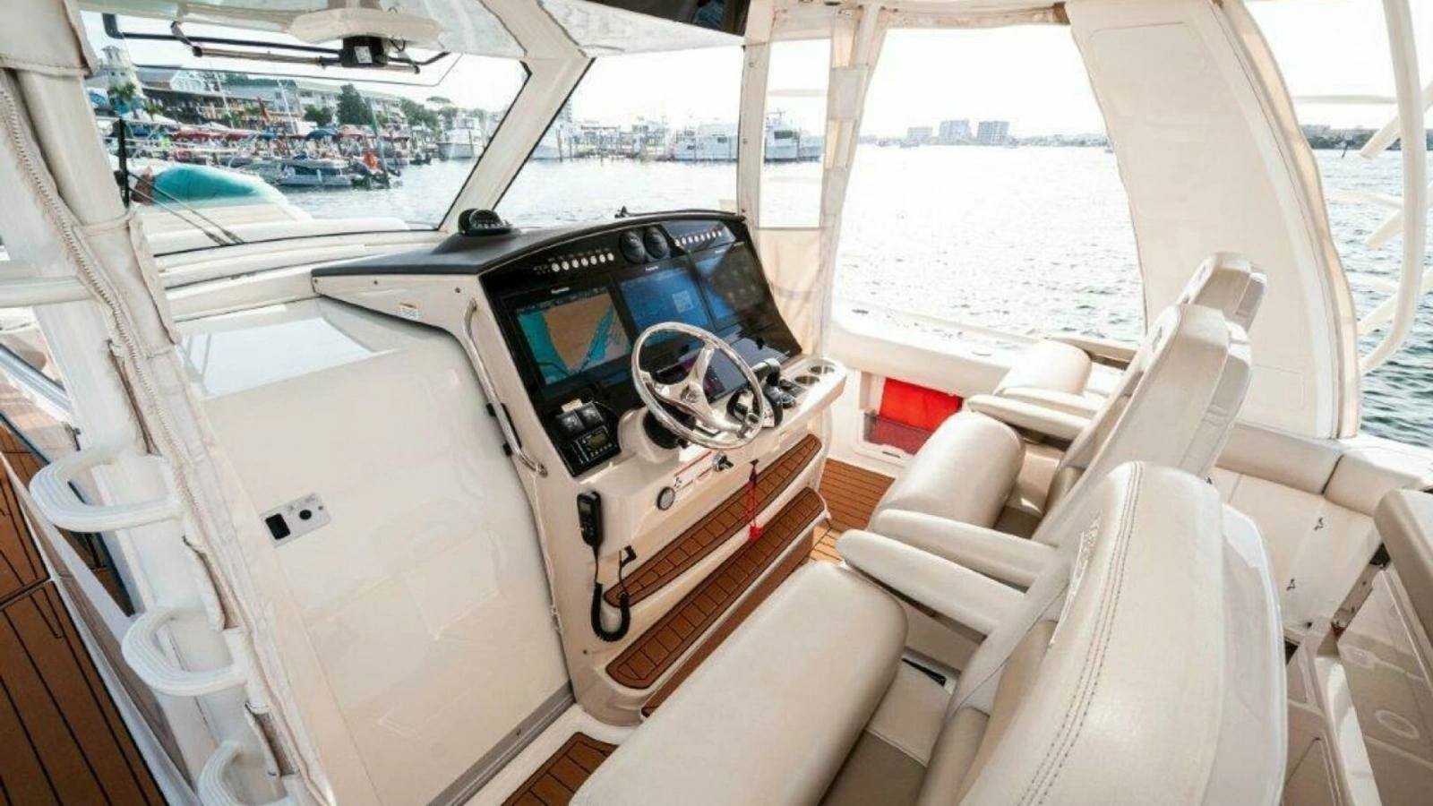 2018 42 Boston Whaler 420 Outrage The Tyder II Helm (4)