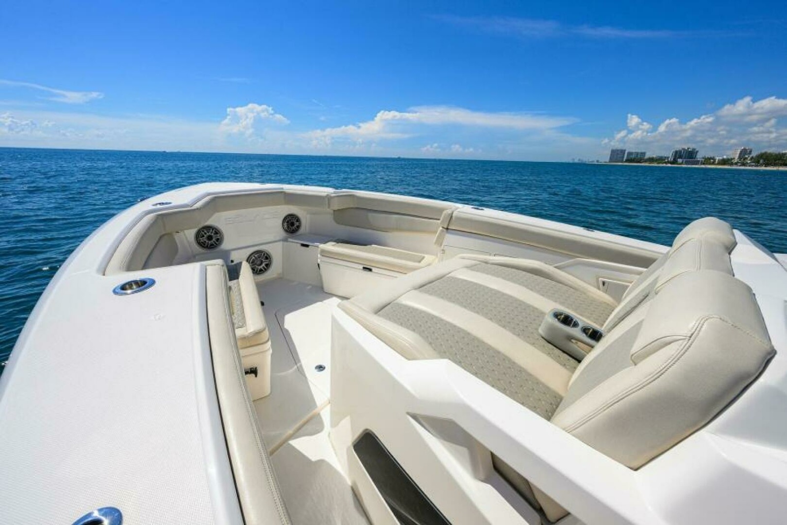 Solace 41 Bow, Forward Seating