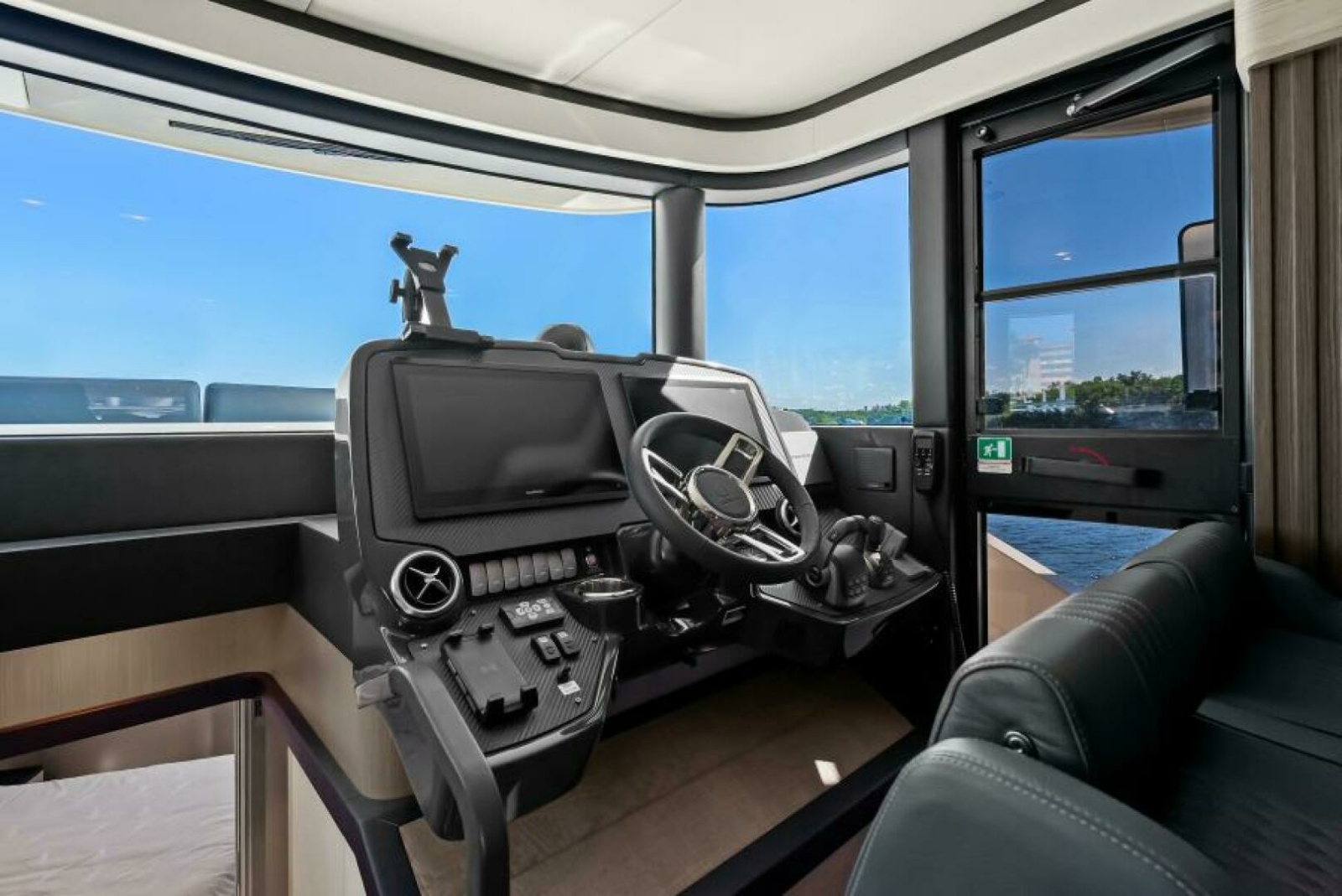 2025 Absolute Navetta 53 - Helm